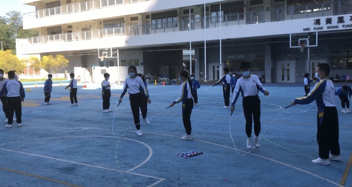 學生可以從花式跳繩中獲得團體合作。
