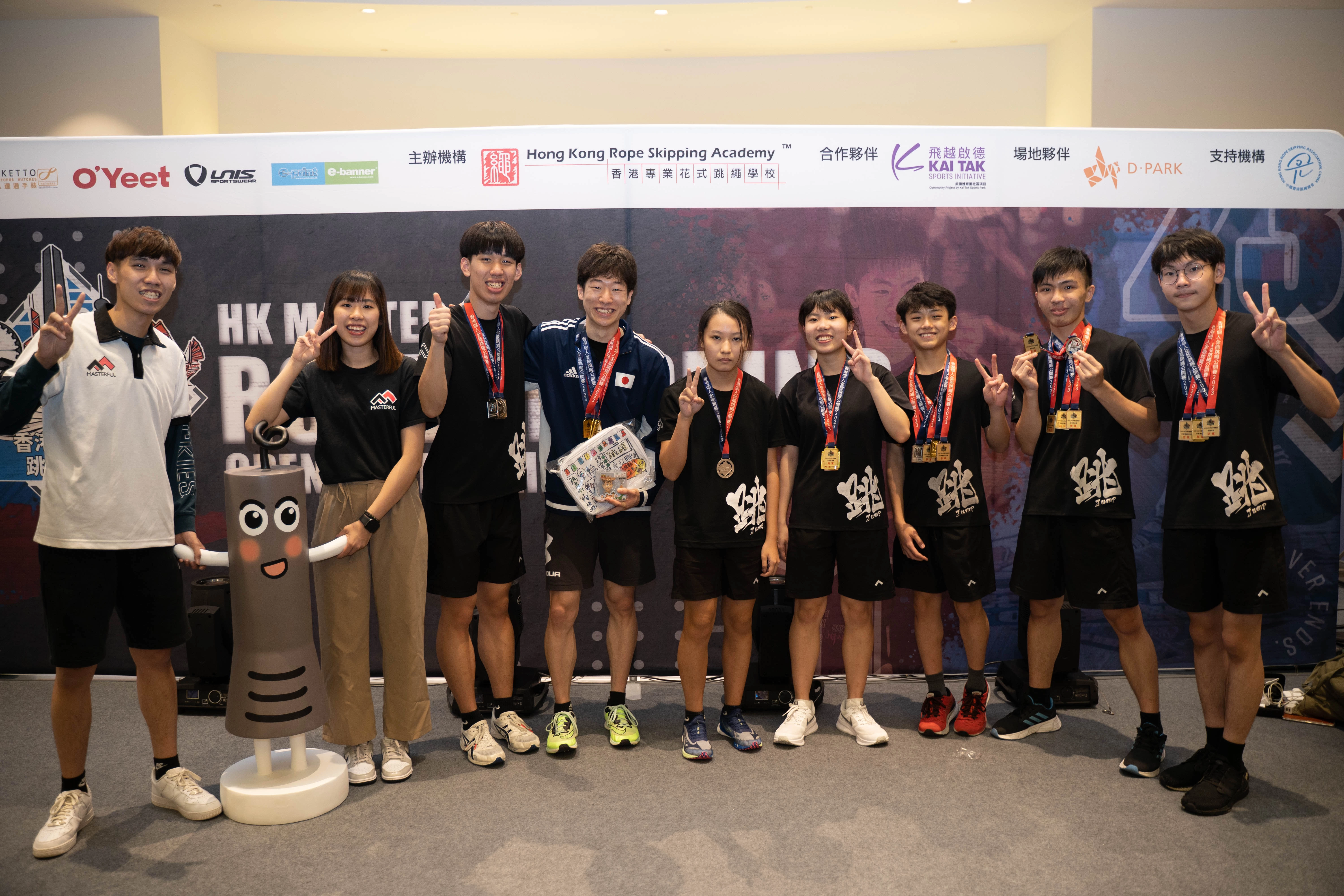 2023年香港個人全能跳繩公開賽! 2023年香港個人全能跳繩公開賽!本工作室運動員精華片段,在全場運動員中成為八位參加跳繩Battle 的運動員。雖然未能衛冕冠軍,但係十分享受舞台。
————————————————🔻Masterful Studio | 全能技巧工作室🔻專業花式跳繩工作室🇭🇰花式跳繩課程 招生🔥幼兒體驗班🔥花式跳繩興趣班🔥青苗培訓班👶🏻4歲即可報名📨可預約試堂歡迎查詢💌本工作室由2019年起一直致力推廣花式跳繩,開辦各種適合不同水平人士參與的課程,包括幼兒班、興趣班、成人班、恒常跳繩訓練以及精英隊訓練。本工作室訓練場由啟德地鐵站或鑽石山地鐵站步行10分鐘即可到達,有專業嘅運動地板以及大量跳繩器材等,歡迎查詢花式跳繩班。————————————————快啲瀏覽我哋既網頁或者去Bio報名啦!報名表: https://forms.gle/zKWLCDKeZhfRAHdg9如有任何疑問可以聯絡本工作室職員。📞查詢電話/WhatsApp: 57348006上堂地點:天水圍//新蒲崗//上水//將軍澳
