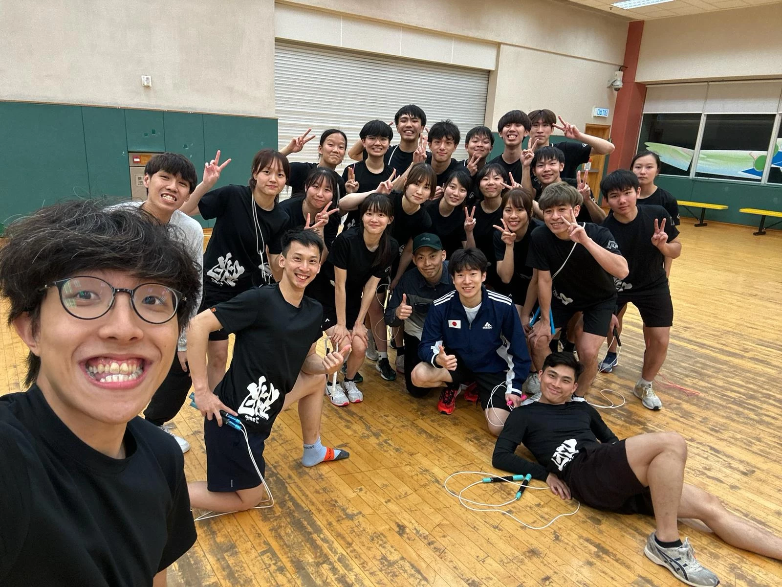 【Masterful團練】Masterful 精英運動員班每月進行的常規團練再一次與來自日本🇯🇵的竹村貫一同練習，大家睇到最後睇吓佢成功咩花式😨😨来てくれてありがとう，また一緒に練習を楽しみです🥳最後の技 本当にやばかったです！🤯竹村貫 - kan takemura🇯🇵JJRU All Japan 全日本跳繩錦標賽 連續兩年個人總成績冠軍🏆————————————————Masterful Studio｜專業花式跳繩工作室 🇭🇰花式跳繩課程 招生🔥幼兒體驗班🔥花式跳繩興趣班🔥青苗培訓班👶🏻4歲即可報名📞查詢電話/WhatsApp: 57238006上堂地點：天水圍//新蒲崗//上水//將軍澳📨可預約試堂🗣️🗣️ 有興趣嘅話，可PM 我們留下電話號碼！🌐網址：https://masterfulstudio.com/本工作室由2019年起一直致力推廣花式跳繩，開辦各種適合不同水平人士參與的課程，包括幼兒班、興趣班、成人班、恒常跳繩訓練以及精英隊訓練。本工作室訓練場由啟德地鐵站或鑽石山地鐵站步行10分鐘即可到達，有專業嘅運動地板以及大量跳繩器材等。————————————————#JumpForFuture #全能成就最強 #MasterfulStudio #花式跳繩 #興趣班 #兒童興趣班 #強身健體 #小朋友運動 #專業訓練 #兒童跳繩 #青少年跳繩 #體育館 #體能訓練 #港隊經驗